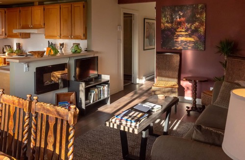 Upper Lonsdale Apartment | Ocean/city views; near downtown Vancouver, skiing, cruise ships; treehouse; deck