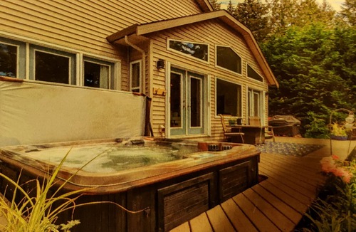 North Oyster Villa | ocean dock and pool art villa
