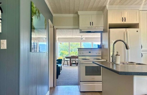 Bowen Island House | Ocean & Mountain View Captain`s Cottage
