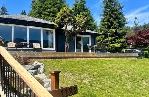 Bowen Island House | Ocean & Mountain View Captain`s Cottage