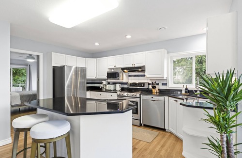 Regional District of Nanaimo Villa | Ocean view, Hot Tub, Center location! 4 mins to beach front!