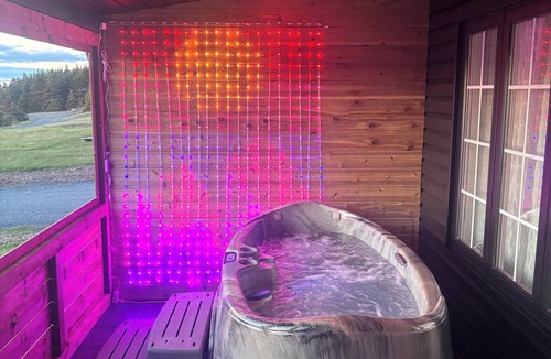 Cavendish Cottage | Oceanfront Boutique Retreat~Hot Tub~Woodstove