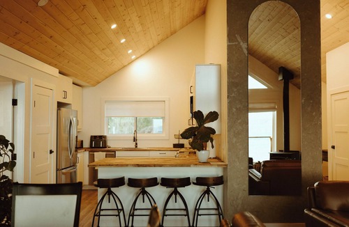 Powell River House | Oceanfront luxury suite with hot tub, sauna, pet friendly - Hemlock Suite