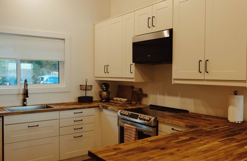 Powell River House | Oceanfront luxury suite with hot tub, sauna, pet friendly - Hemlock Suite
