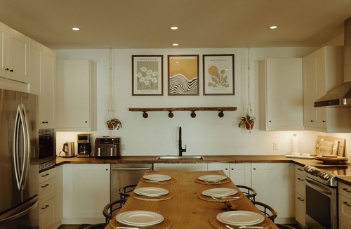 Powell River House | Oceanfront luxury suite with hot tub, sauna, pet friendly - Cedar Suite