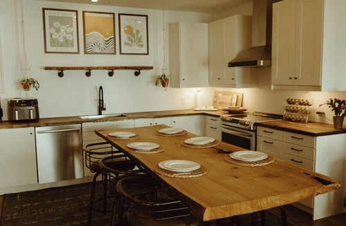 Powell River House | Oceanfront luxury suite with hot tub, sauna, pet friendly - Cedar Suite