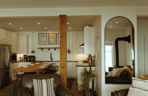 Powell River House | Oceanfront luxury suite with hot tub, sauna, pet friendly - Cedar Suite