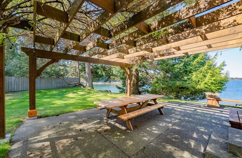 Beachcomber House | Oceanfront 4BR Home near Nanoose Bay