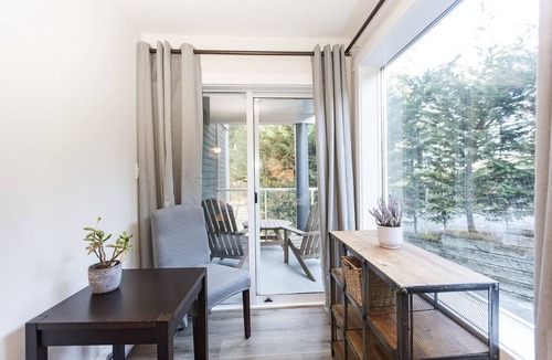 Regional District of Nanaimo Apartment | Oceanfront Resort Corner Double Queen Beds Suite