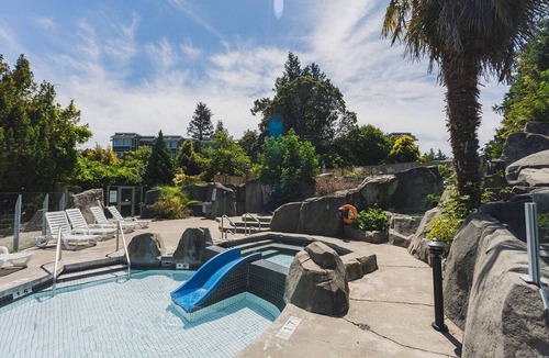 Regional District of Nanaimo Apartment | Oceanfront Resort Corner Double Queen Beds Suite
