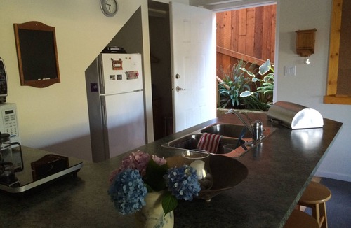 West Porpoise Bay House | Oceanfront, Spectacular Views, Sauna, Minutes to Sechelt. A Sunshine Coast Hub!