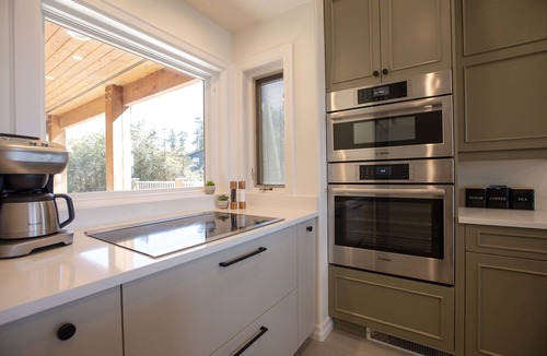 Tofino House | Oceans Edge-Chesterman, Storm watching, sauna, Hot Tub, Pet