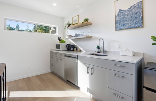Ucluelet House | Offshore Inn B-Little Beach, Tours, Trails, Town