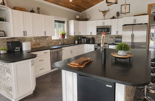 Vernon House | Okanagan Hideaway, Lake views & Outdoor Adventure, pet friendly and fun!