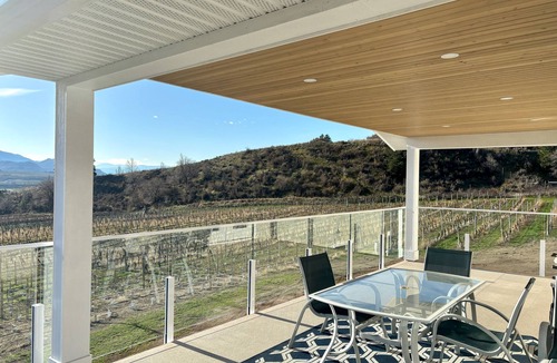 Oliver House | Oliver Oasis, Cab Franc: swim spa and 5 bdrm in the heart of wine country!