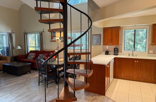 Upper Village Condo | On Blackcomb Mountain - Balcony w/BBQ, Common Rooftop Hot Tub, Free Parking