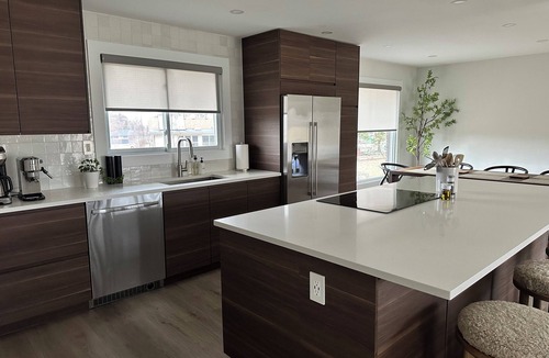 Thorold House | On Cloud Wine | Modern Bungalow | Bubbly Bar, Fire Pit, Badminton