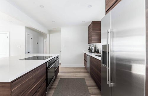 Thorold House | On Cloud Wine | Modern Bungalow | Bubbly Bar, Fire Pit, Badminton