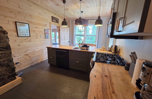 Magnetawan Cottage | On the waters edge of Lake Cecebe rustic meets modern at Rockwynn Cottages