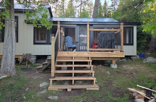 Magnetawan Cottage | On the waters edge of Lake Cecebe rustic meets modern at Rockwynn Cottages