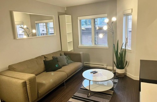Chinatown Condo | ONE BEDROOM IN VANCOUVER'S HISTORIC GASTOWN! Near dining, nightlife & shopping