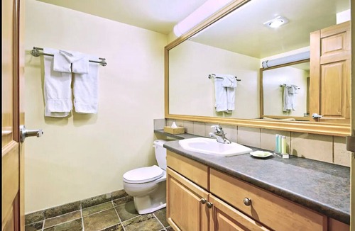 Whistler Village Resort | One Bedroom Suite 1 min from Slopes + Pool/Hot tub