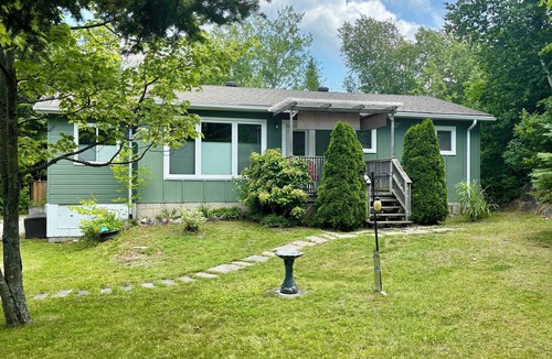 Sauble Beach Cottage | Only Aug 29-Sept 5 LEFT this Summer! Charal Greenhouse Cottage–Sauble Beach Stay