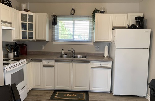 Sauble Beach Cottage | Only Aug 22-29 LEFT this Summer! Sauble Beach Cottage– 10 Min Walk to the Beach