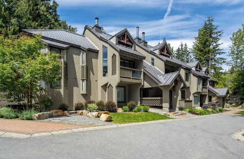Upper Village House | Only Steps to Village & Lifts! Free Parking & Wifi