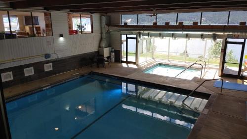 Windermere Resort | Open Aug 22 - Sept - Oct! Akiskinook 1 Bedroom Main Floor Townhome! Private Entrance!Sleeps 4! Sandy Beach Lakefront Resort! Tennis, Pickle, Basket Ball Courts, Indoor Pool, Hot Tub, Squash Court! Short Drive to Radium or Fairmont Hot Springs!