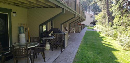 Windermere Resort | Open Aug 22 - Sept - Oct! Akiskinook 1 Bedroom Main Floor Townhome! Private Entrance!Sleeps 4! Sandy Beach Lakefront Resort! Tennis, Pickle, Basket Ball Courts, Indoor Pool, Hot Tub, Squash Court! Short Drive to Radium or Fairmont Hot Springs!