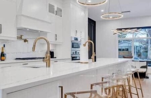 Killarney House | Opulence - Luxury | King Beds, A/C + Parking + EV Charger
