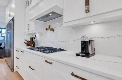 Killarney House | Opulence - Luxury | King Beds, A/C + Parking + EV Charger