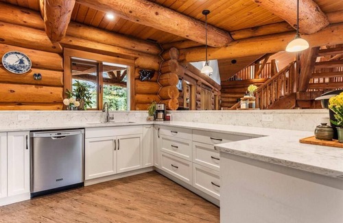 Kent Ski Chalet | Opulent Oaks Chalet
