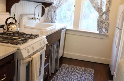 James Bay Apartment | Original charm, wonderful quiet location, close to parks , ocean and down town.