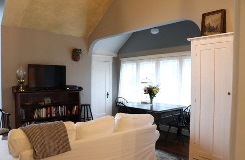 James Bay Apartment | Original charm, wonderful quiet location, close to parks , ocean and down town.