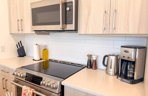 Golden Apartment | Oso Skyview Suite - DT modern 2 bed, 2 bath