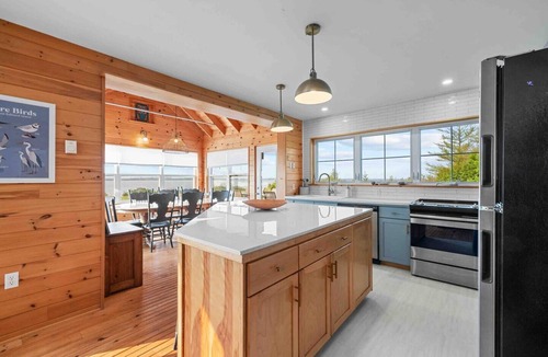 Malpeque House | Osprey’s Landing: Premier PEI Oceanfront Home with Private Beach & Kayak