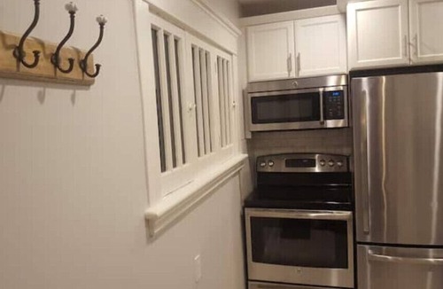 South London Apartment | Otylja Suite in Wortley Village (King Size Bed)