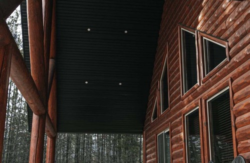 Valemount House | Overlook Cabin Rental - Pet Friendly!