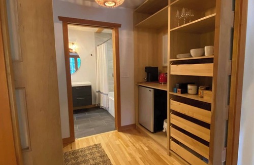 Bowen Island Apartment | Palm Retreat Suite in Snug Cove on Bowen Island