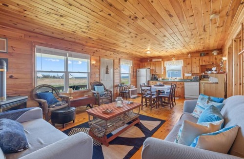 New London House | Par 9 Golf Course & Community Pool! 3-Bedroom Cottage 10 mins from Cavendish