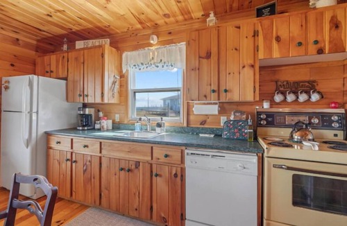 New London House | Par 9 Golf Course & Community Pool! 3-Bedroom Cottage 10 mins from Cavendish