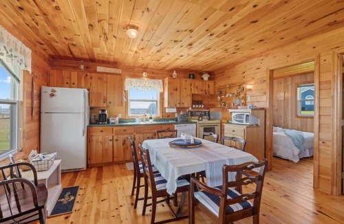 New London House | Par 9 Golf Course & Community Pool! 3-Bedroom Cottage 10 mins from Cavendish