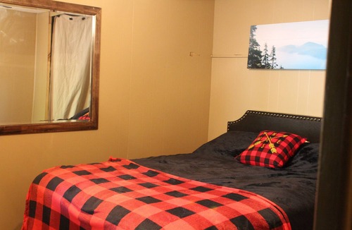 Sicamous Bed & Breakfast | Paradise is calling you.cabin in town close to the beach!