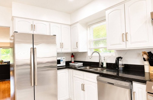 Killarney House | Park View 3BR Home.Covered SunDeck. Near Metrotown
