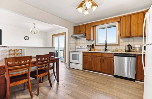 Scugog Cottage | Peaceful 6BR Getaway Near Port Perry | Sleeps 13 | BBQ & Scenic Views