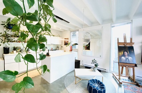 Chinatown Condo | Peaceful Artists Garden Loft in the heart of Vancouver Chinatown. Pet-Friendly!