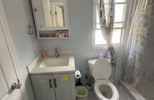 Northeast Mississauga House | Peaceful Bedroom W/Wooden Desk 5-min to Toronto Pearson AirPort!