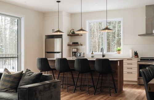 Amherst Ski Chalet | Peaceful Chalet Tremblant, hot tub lakes & Kayaks